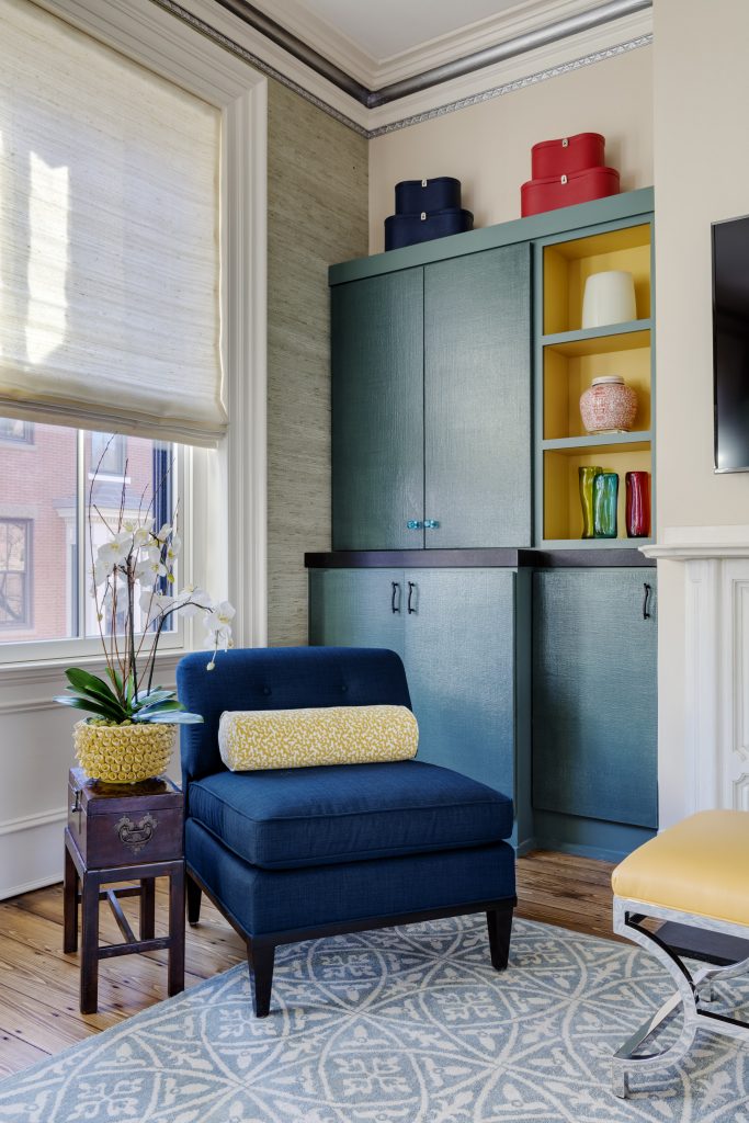 The low profile and open legs of this living room’s side chair, upholstered in a blue linen from Duralee, keep the room from feeling cramped.